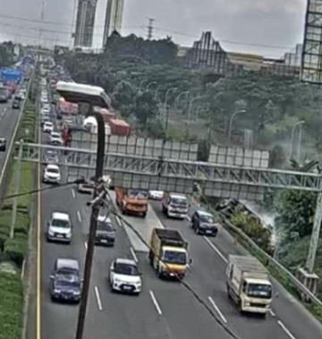 Truk Terguling di Tol Jakarta-Tangerang: Lokasi, Dampak Macet, dan Kronologi