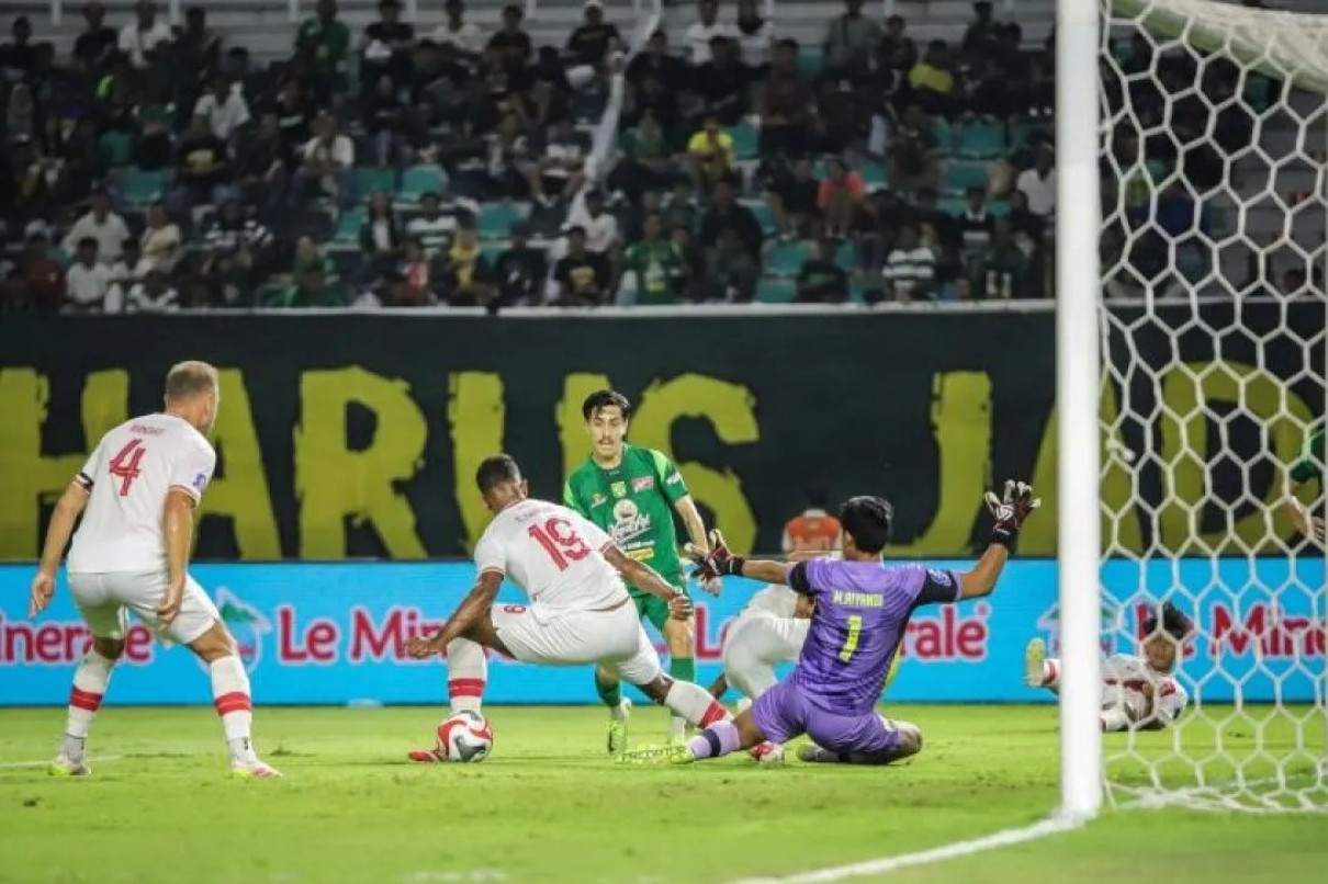 Analisis Kemenangan Persebaya vs Persis Solo 2-1: Taktik Babak Kedua & Peran Kunci Ernando