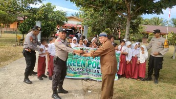 Polres Rokan Hulu Galakkan Green Policing: Tanam Pohon di 21 Sekolah untuk Lingkungan Hijau