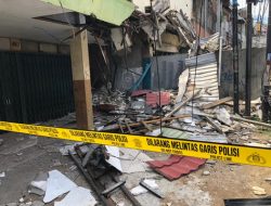 Bangunan Tua Ambruk di Jl. Sisingamangaraja Pontianak, Diduga Akibat Tidak Terawat
