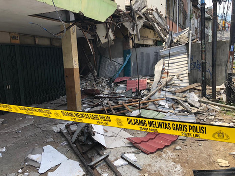 Bangunan Tua Ambruk di Jl. Sisingamangaraja Pontianak, Diduga Akibat Tidak Terawat