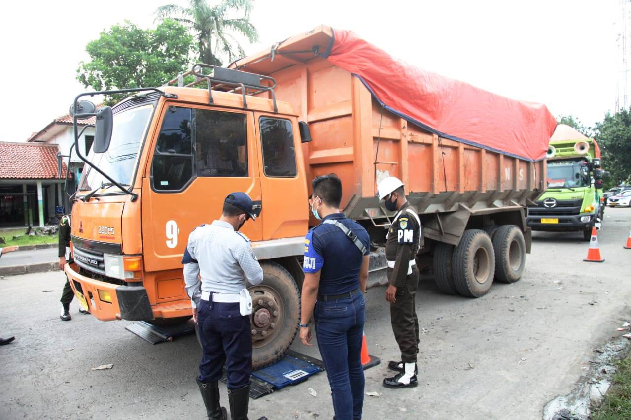 Larangan Truk ODOL Jabar 2026: Dampak Biaya Logistik & Harga Sembako Menurut Aptrindo