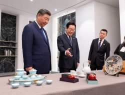 Xi Jinping dan Lee Jae Myung Tukar Hadiah Unik di KTT APEC, Bercandakan Keamanan Smartphone