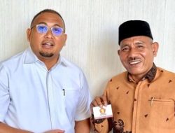 Bupati Lima Puluh Kota Safni Sikumbang Resmi Jadi Kader Gerindra, Andre Rosiade Serahkan KTA