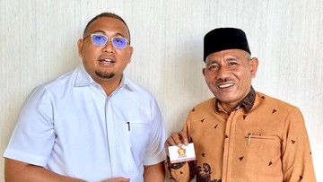 Bupati Lima Puluh Kota Safni Sikumbang Resmi Jadi Kader Gerindra, Andre Rosiade Serahkan KTA