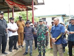 Dandim 1710/Mimika Dampingi Bupati Johanes Rettob Tinjau Pembangunan di Kampung Uta