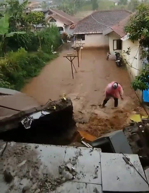 Banjir dan Longsor Lembang Bandung Barat Landa 2 Desa, 12 Warga Mengungsi
