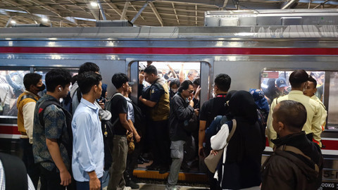 Presiden Prabowo Perintahkan KAI Tambah Gerbong KRL, Targetkan Pengoperasian Penuh 2026