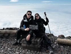 Dinda Hauw Sukses Taklukkan Gunung Sumbing 3371 mdpl, Rey Mbayang Kagum!