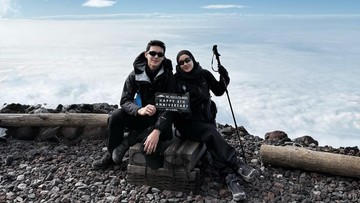 Dinda Hauw Sukses Taklukkan Gunung Sumbing 3371 mdpl, Rey Mbayang Kagum!