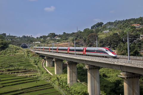 Restrukturisasi Utang Kereta Cepat Whoosh: Pemerintah Siapkan APBN dan Negosiasi dengan China