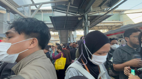 KRL Green Line Rangkasbitung-Tanah Abang Pagi Ini: Padat & Bahaya, Penumpang Mengeluh