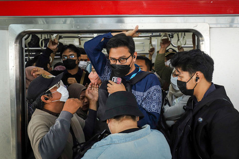 Kepadatan Ekstrem Stasiun Manggarai: Prabowo Minta Tambah Gerbong KRL