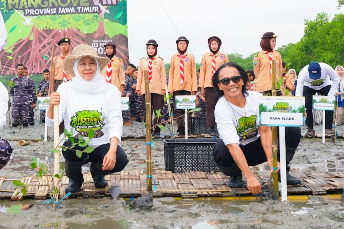 Gubernur Khofifah & Kaka Slank Pimpin Aksi Tanam Mangrove di Bangkalan, Dukung Net Zero Emission