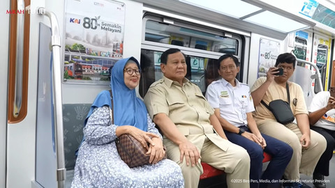 Presiden Prabowo Naik KRL Baru ke Peresmian Hall Stasiun Tanah Abang, Berinteraksi dengan Penumpang