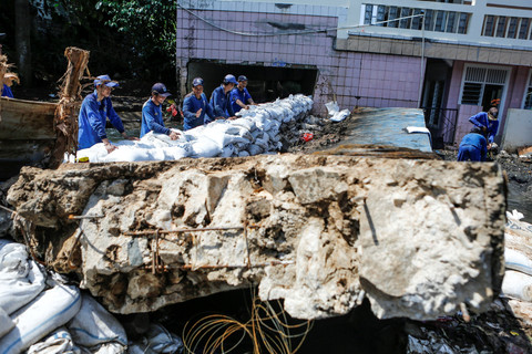 Tanggul Jebol di Jati Padang Segera Diperbaiki, Pramono Anung Turun Langsung