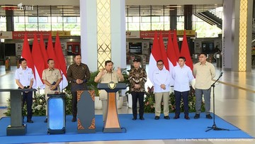 Prabowo Naik KRL Manggarai-Tanah Abang, Ungkap 486 Juta Penumpang Setahun