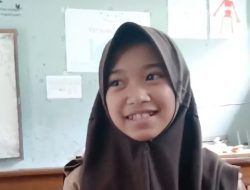 Kisah Haru Zulfa, Siswi MTs di Garut Jualan Sambil Gendong Adik Down Syndrome untuk Biaya Pengobatan