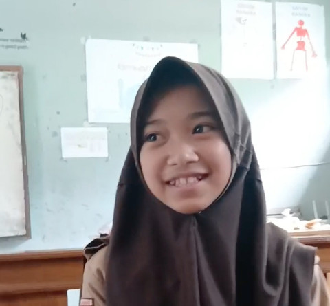 Kisah Haru Zulfa, Siswi MTs di Garut Jualan Sambil Gendong Adik Down Syndrome untuk Biaya Pengobatan