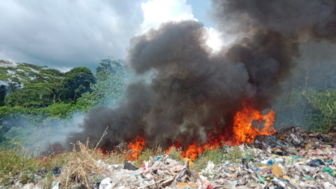Kebakaran TPA Bakung Bandar Lampung: Diduga Akibat Pembakaran Sampah & Angin Kencang