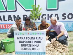 Polres Inhu & Mahasiswa Tanam Pohon Cegah Abrasi Sungai Indragiri - Program Green Policing