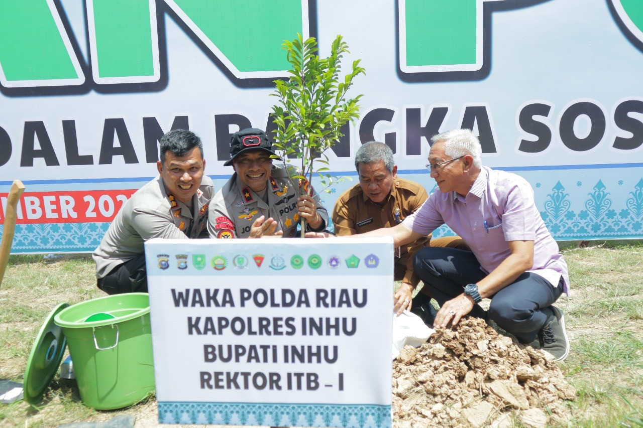Polres Inhu & Mahasiswa Tanam Pohon Cegah Abrasi Sungai Indragiri - Program Green Policing