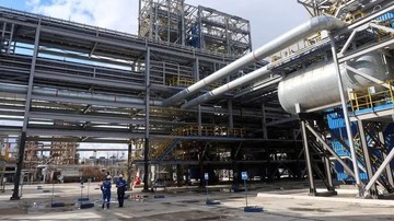 Serangan Drone Ukraina Hancurkan Pabrik Petrokimia Sterlitamak di Rusia