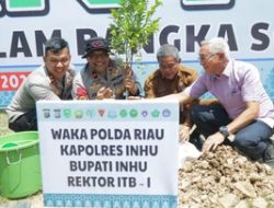 Polres Inhu dan Mahasiswa Tanam Pohon Cegah Abrasi Sungai Indragiri
