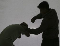 Guru SMPN 1 Trenggalek Dipukul Wali Murid Usai Sisihkan HP, Ini Kronologinya