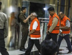 KPK Tahan 5 Tersangka Korupsi Dana PEN dan Pengadaan Barang di Situbondo