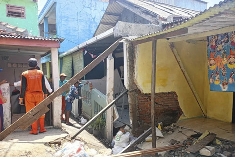 Longsor di Makasar: 5 Rumah Retak & Ambruk Akibat Saluran Air Tua