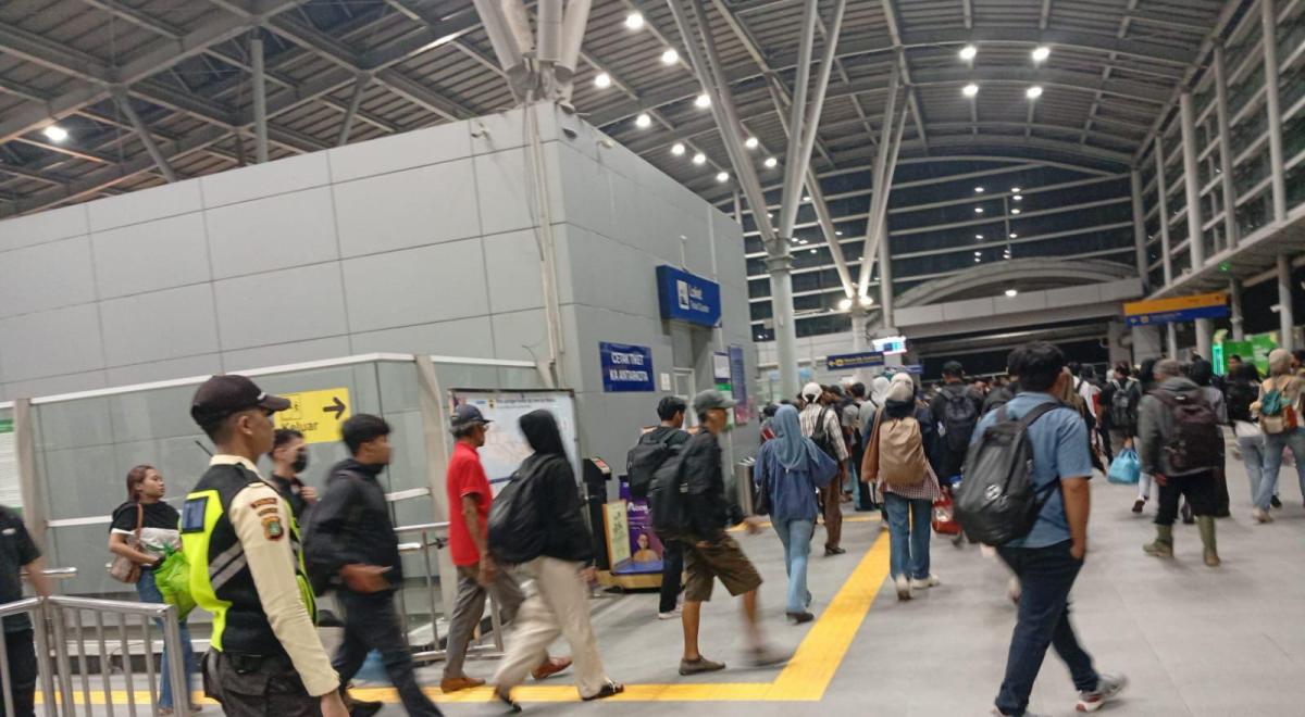 KAI Beri Penjelasan Soal Viral Penumpang Diungsikan dari Stasiun Cikarang