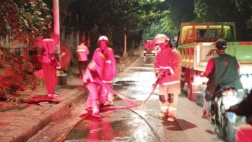 Tumpahan Oli di Kelapa Gading: 8 Pemotor Jatuh, Damkar Siram Jalan 200 Meter