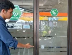 Penembakan Misterius di Kantor Ekspedisi Tangerang, Kaca Pintu Rusak Ditempeli Peluru