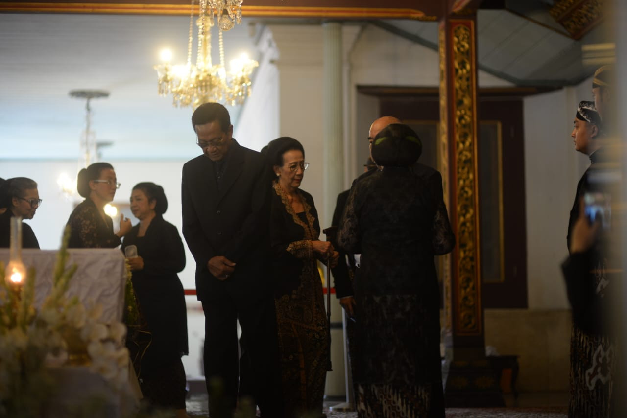 Sri Sultan HB X Melayat Almarhum Paku Buwono XIII: Pesan Regenerasi & Tradisi Keraton