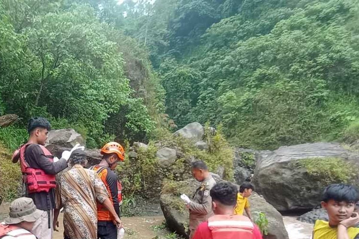 6 Mahasiswa KKN UIN Walisongo Hanyut di Sungai Kendal, 3 Tewas dan 3 Masih Dicari