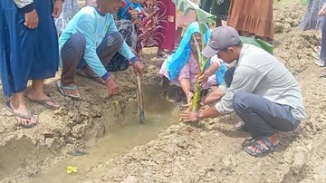 Warga Pandeglang Tanam Pohon Pisang di Jalan Rusak, Protes Infrastruktur yang Diabaikan 25 Tahun