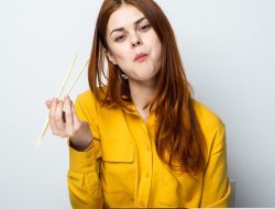 Kebiasaan Mengunyah Makanan Picu Usus Buntu? Ini Penjelasan Dokter