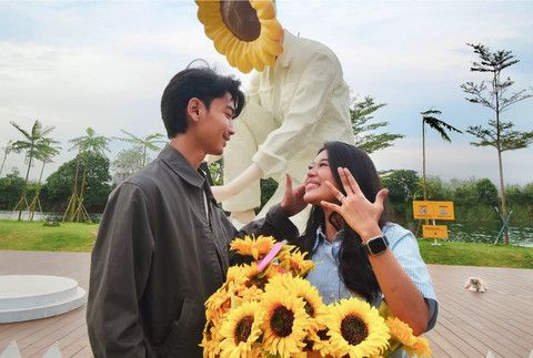 Arrofi Lamaran Annisa dengan Patung Raksasa Berbentuk Bunga Matahari, Begini Kisahnya