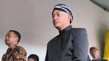 KGPAA Hamangkunegoro Resmi Dinobatkan Jadi Paku Buwono XIV, Raja Baru Keraton Solo