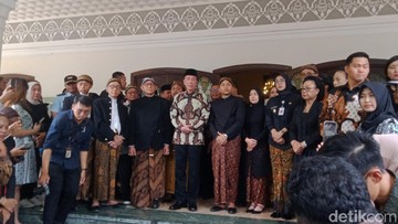 Jokowi Lepas Keberangkatan Jenazah PB XIII dari Solo ke Imogiri, Ini Prosesinya