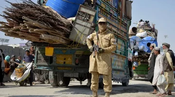 Krisis Pengungsi Afganistan di Pakistan 2025: Pengusiran, Penyebab & Dampak Terbaru