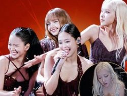 Rose BLACKPINK Makan Nasi Goreng di Panggung, Konser Jakarta Heboh!