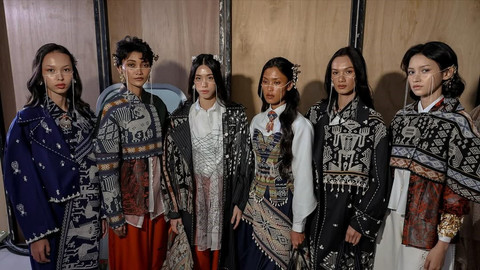 Koleksi Kurangu Mel Ahyar di JFW 2026: Inspirasi Tenun Sumba & Tren Barrel