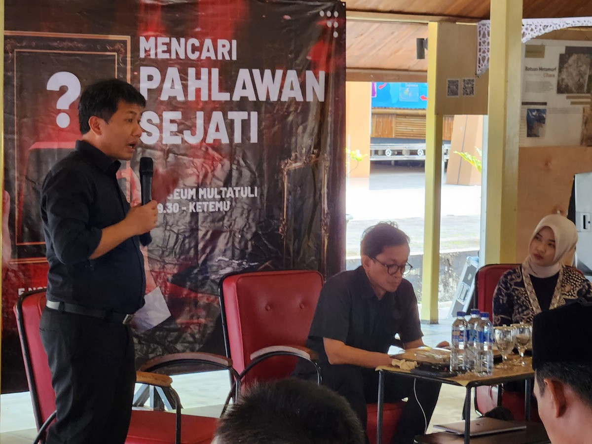 Kriteria Pahlawan Nasional Menurut Sejarawan Bonnie Triyana: Sejarah & Kontroversi