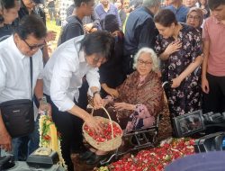 Once Mekel Antar Jenazah Totok Sardjan, Mertua dan Musisi Senior, ke TPU Tanah Kusir
