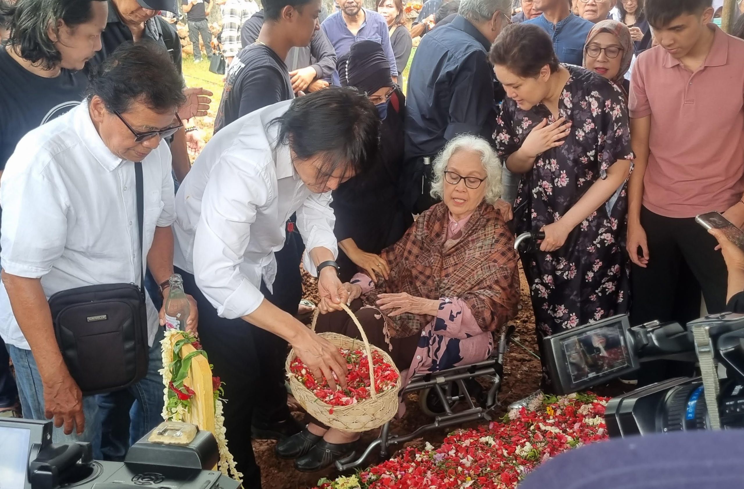 Once Mekel Antar Jenazah Totok Sardjan, Mertua dan Musisi Senior, ke TPU Tanah Kusir