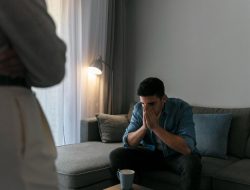 Gaslighting dalam Pernikahan: 10 Tanda, Cara Mengatasi, dan Pemulihan