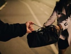 Kronologi Jambret Viral: Wanita 50 Tahun Terjatuh & Luka di Jalan Raya Bogor-Kemang