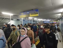 Kepadatan KRL Tanah Abang: Kisah Harian Penumpang & Solusi